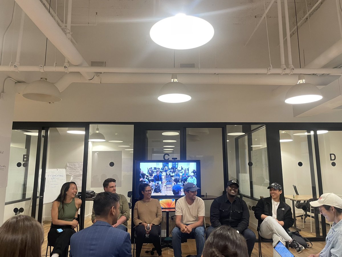 HAPPY Tuesday! Thank you to all of our alumni <a href="/EricaAJain/">Erica Jain</a> <a href="/thebrianjeong/">Brian</a> <a href="/bpothete/">Brennan Pothetes</a> <a href="/sponnapa90/">Sas Ponnapalli</a> and Ahmed Nimale from <a href="/KYDLabs/">kyd.</a> for joining us and helping our founders understand the best approach to early fundraising🙌🙌