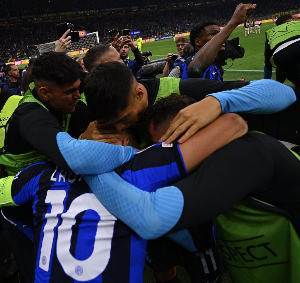 Una “squadra” non si esalta nei momenti belli e non si abbatte in quelli brutti.

Quest’anno i momenti brutti sono stati tanti, ma l’#Inter non si è mai arresa, mai. 

Semplicemente grazie ragazzi, siete dei giganti. 

#InterMilan