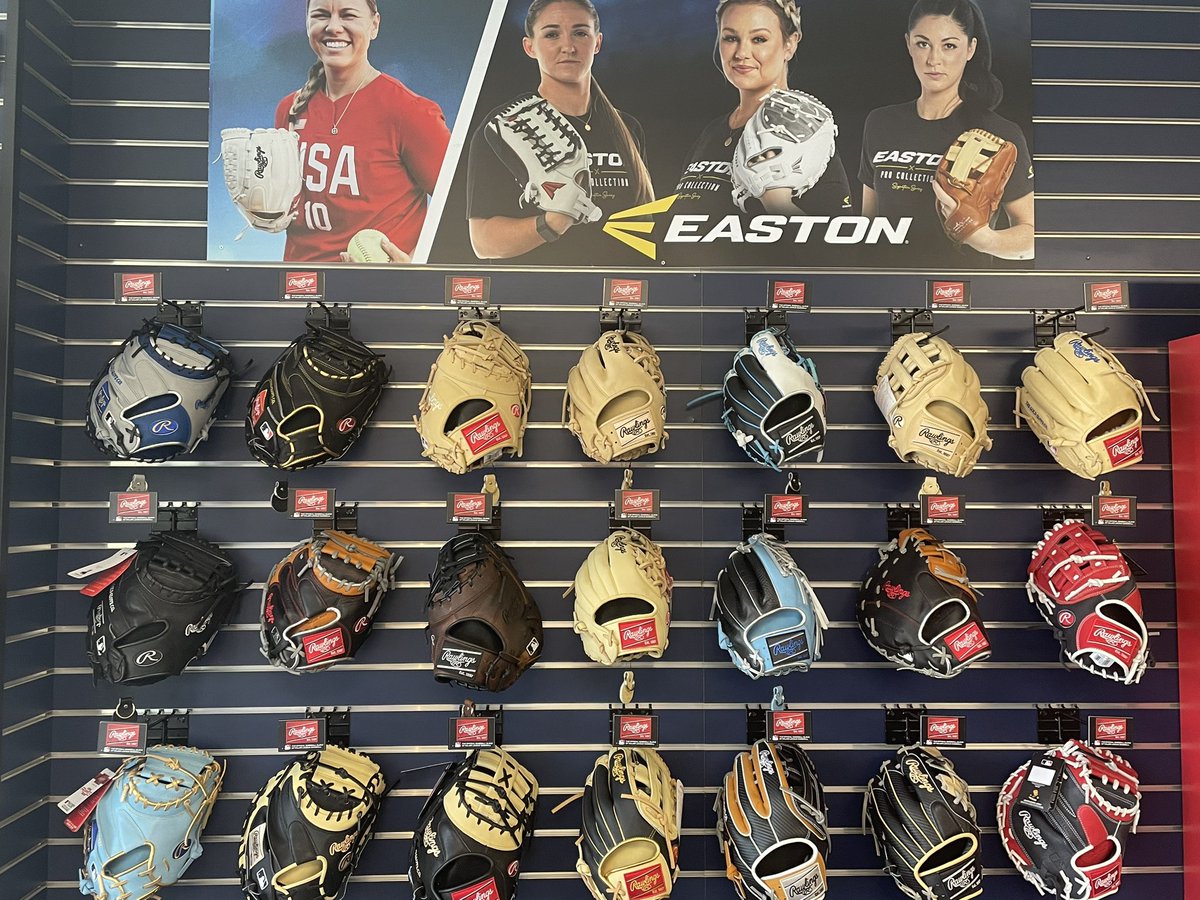 DBATSV's tweet image. New gloves just came in 👀

@RawlingsSports really out did themselves this time!