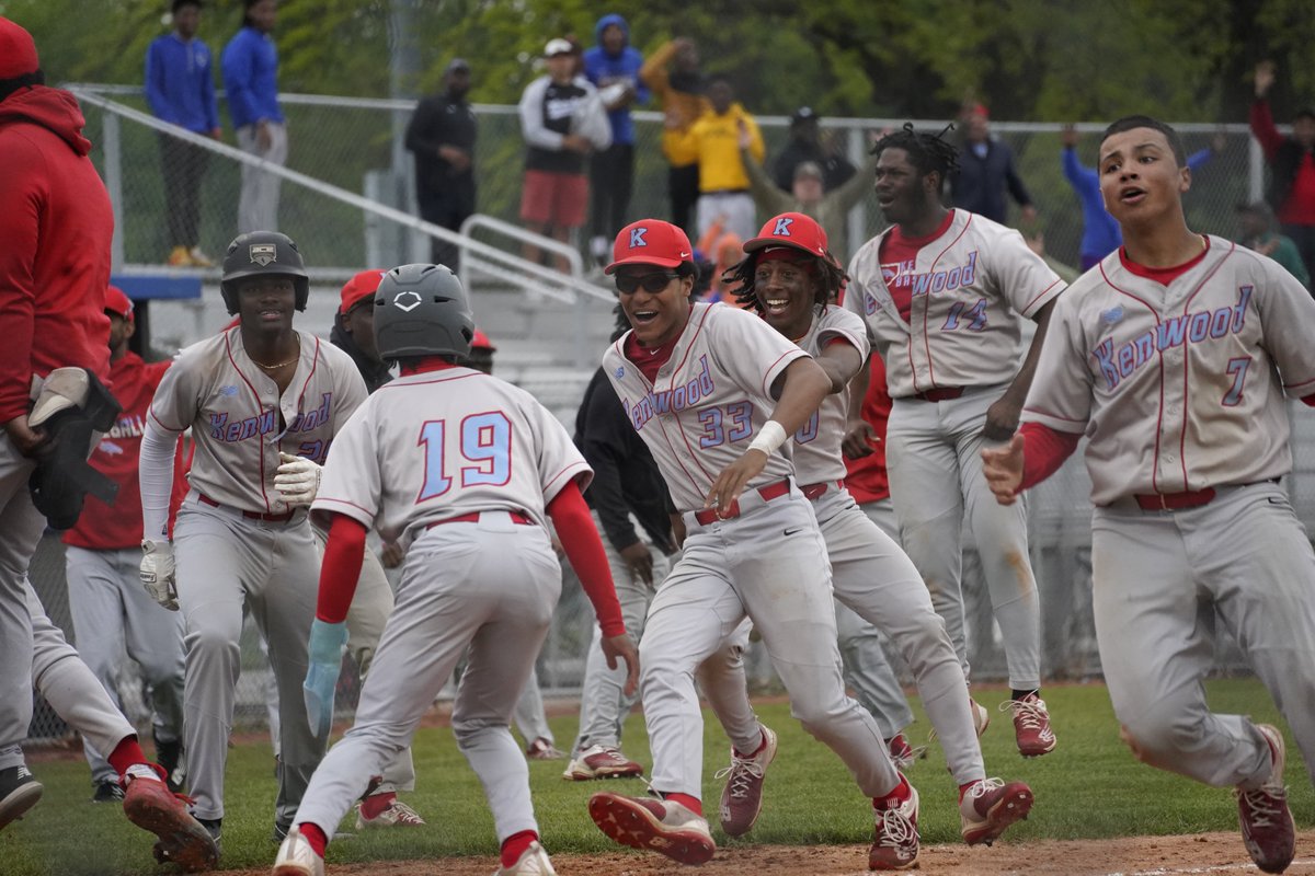 ICYMI: As we get set for the CPL Baseball Championship on Monday, check out the exciting semifinal recap to learn how Kenwood advanced to the title game! Good Luck!🔽📰⚾️
cpsathletics.com/kenwood-advanc…
<a href="/KenwoodSports/">Kenwood Academy Sports</a> <a href="/BroncoSociety/">Kenwood Academy</a> <a href="/ChiPubSchools/">CPS - Chicago Public Schools</a>