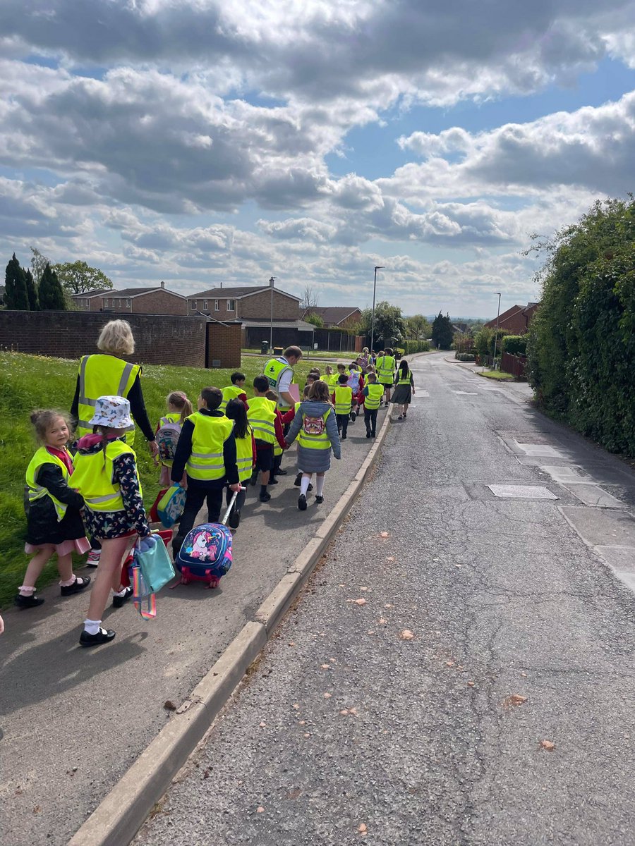 Withington_hfds's tweet image. Day 2 of walk to school week and we all enjoyed our evening stroll home. Today we showed the teachers from  @Aylestone_hfds our lovely route home and they enjoyed sharing it with us. #WalkToSchoolWeek #Walkingisfun #winddown