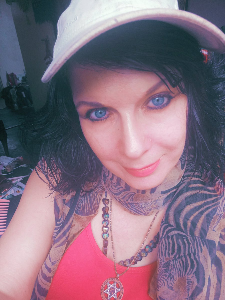 lorraine_warde's tweet image. I saw my friend #childhoodfriend Sally yesterday, we met at age 5 at #stwilliamsinfantscool &amp;amp; we were in the #sameclass + we played together in the evening&apos;s, weekends &amp;amp; during the #schoolholidays. #takingatripdownmemorylane, we lived on #laurelroad  #thorpestandrew #Norwich