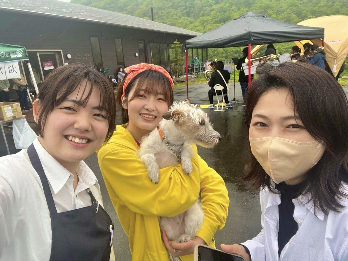 Otonon0128nikki's tweet photo. day 1026🍀
おはようございます☀️
#了美ワイナリー さん
#荒井なないろマルシェ #AWESOMECafe さんでの
イベント、貴重なお時間の中で ありがとうございました😭🙇🏻♂️
皆さまの笑顔がみれて 幸せな気持ちにさせて頂きました🥰
音も嬉しそうだったなあ🐶💕
Twitterを見守ってくださってる方も来てくださって、差し入れまで頂いて🥹その後にはラジオを聴いてくださった方も😭✨
ステキなフライヤーを作って頂いたり
あたたかいいいね♡やコメント、シェア
本当にありがたくて、
皆さまに支えて頂き心から感謝しています🙇🏻♂️💖
『殺処分』『保護』『遺棄』の言葉自体ない
『終生飼育』が当たり前の優しい未来を願って🍀
ふるさとに元気をお届けできますように🌾
これからも微力ながら精進致します🙇🏻♂️🐕
今日も皆さまが笑顔で過ごせますように🥰
休憩も大切に(꜆*ˊᵕˋ)꜆🍵
えいえいおでがんびりましょね💚
#毎日ハッピーおすそわけ
#ジャックラッセルテリア