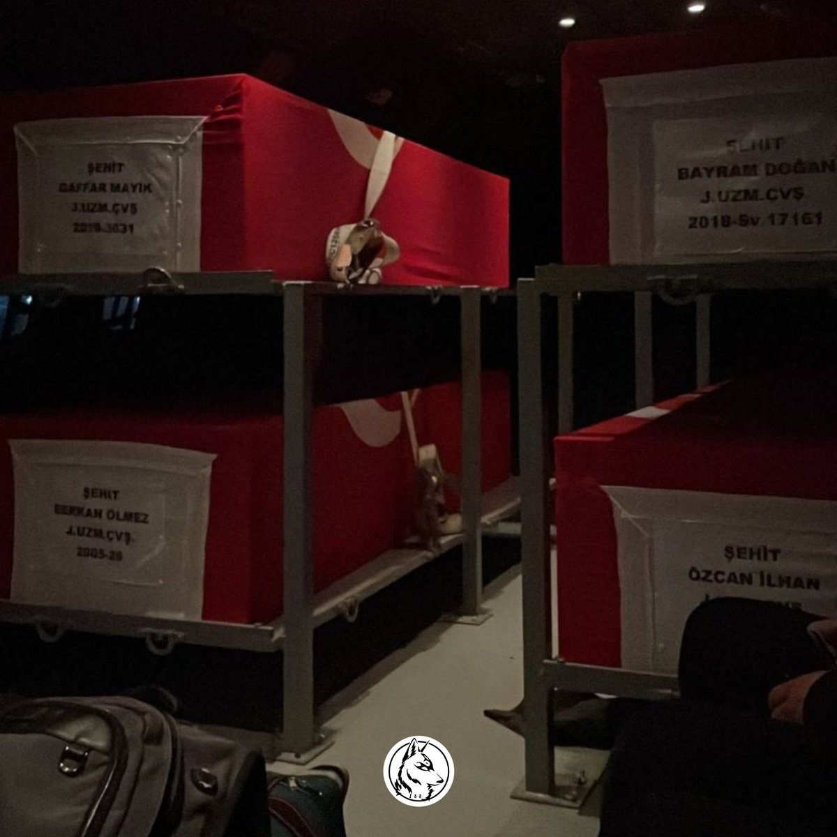 Olmuyor iyileşemiyor bir yanım çok düşünüyorum yoruluyorum olmuyor anlamıyorlar bilmiyorlar ve artık bilmiyorum.
Kaybettiklerimde kayboluyorum 

Ruhunuz Şad olsun Yiğitler...