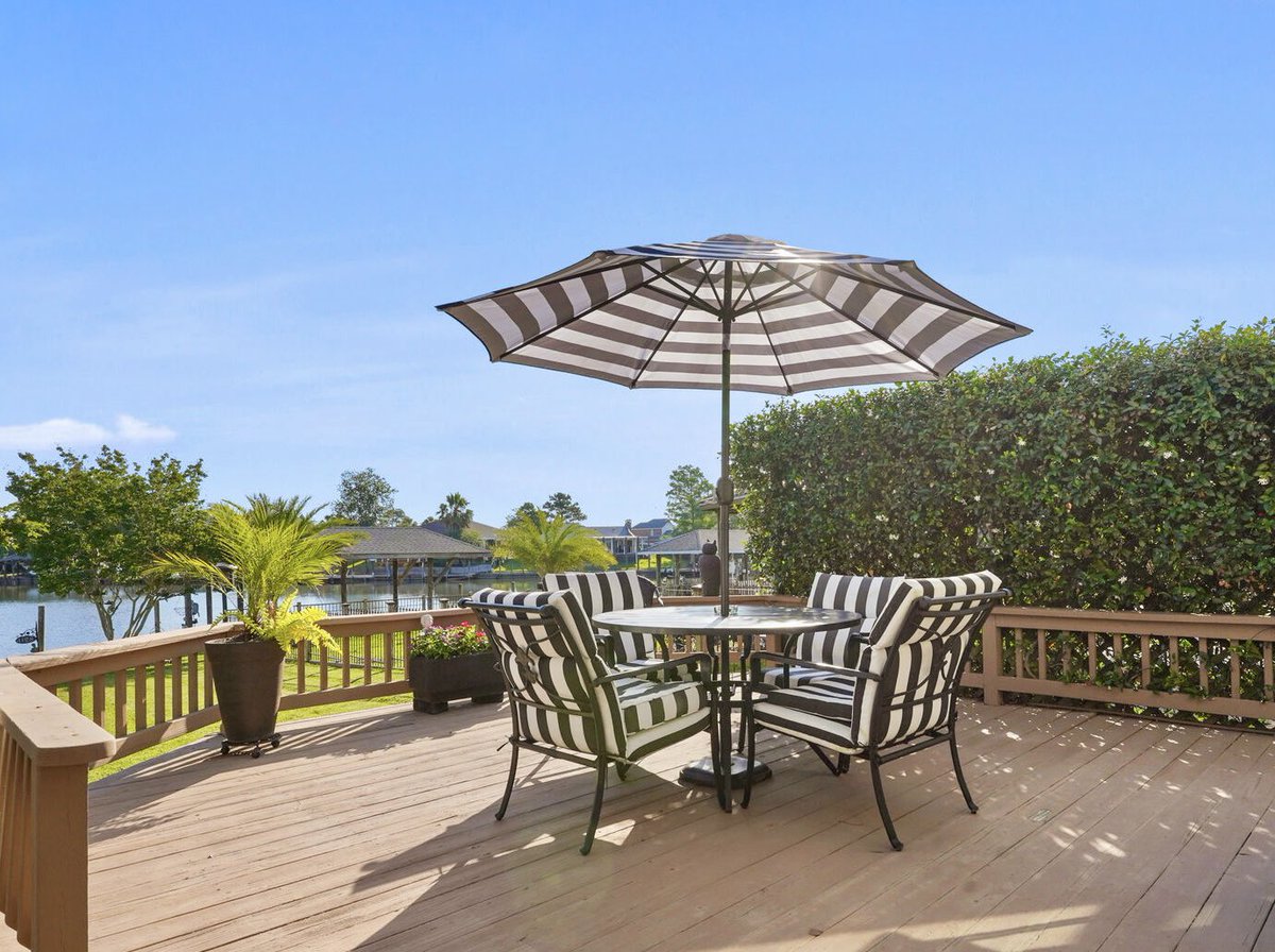 McNeelyMack's tweet photo. Open house tomorrow from 12-2!
1128 Marina Drive in Slidell⛵️☀️ https://t.co/1ChVJ5uTG2