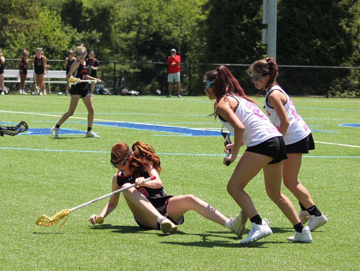 EmMussaw's tweet photo. Track back, stand your ground, PLAY BIG💪🔥

#redefendallday #laxattack #checkherselite #checkhers2027black @checkhers_elite @NatlGirlsLax https://t.co/IiIfOtj9g4