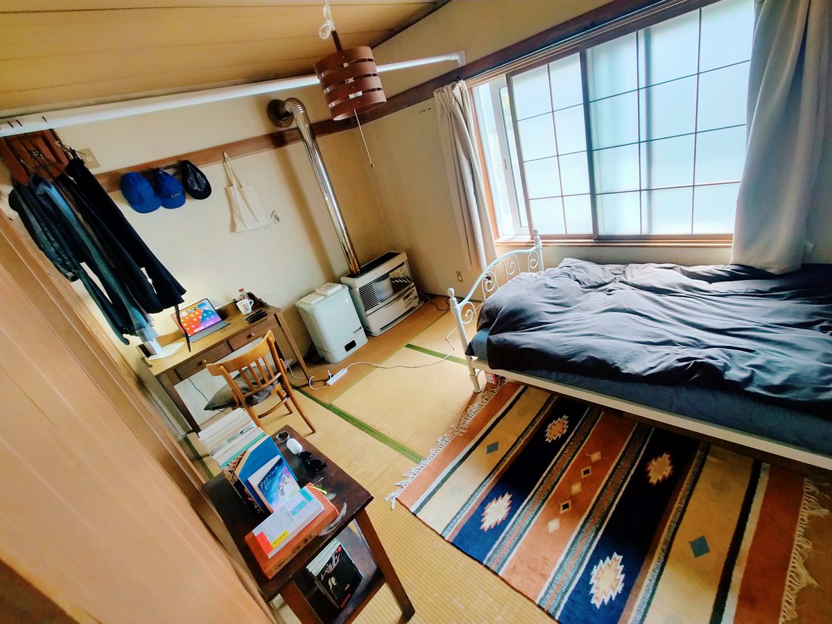 実家のほぼ物置になってたボロボロの部屋、掃除したらかなり居心地良い空間になった🙆🏻‍♂️🟡 https://t.co/PTCYLlJHN8