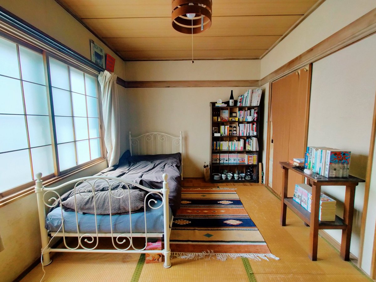 実家のほぼ物置になってたボロボロの部屋、掃除したらかなり居心地良い空間になった🙆🏻‍♂️🟡 https://t.co/PTCYLlJHN8