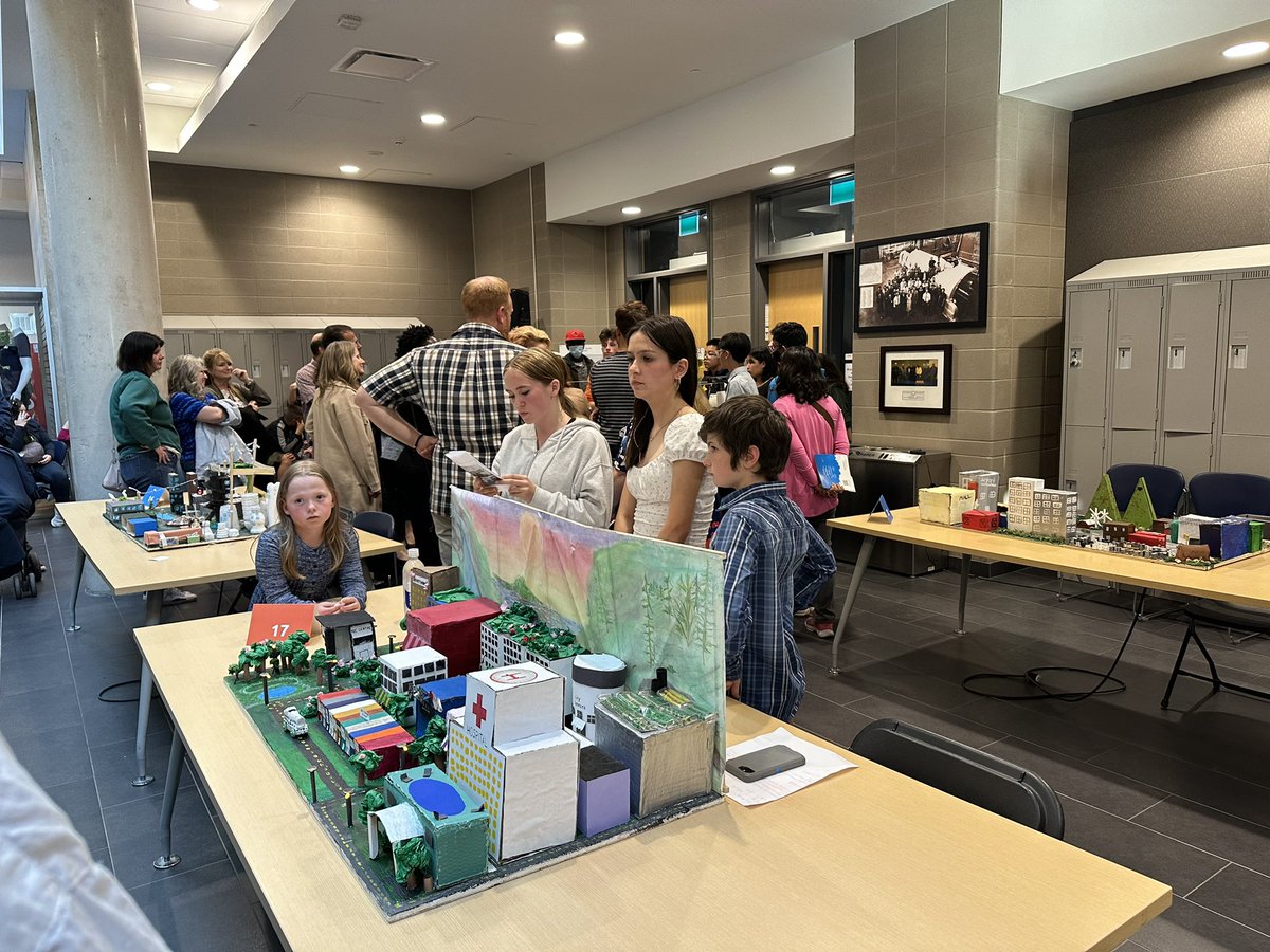fi_mme's tweet image. So proud of these 3 students for presenting our @Future_City project at @ontariotech_u this evening. What an incredible opportunity from @DurhamCatholic and @engoftom. @DCDSB_STEM #21stcenturylearning #FutureCity #Wastefreefuture @EngineersCanada