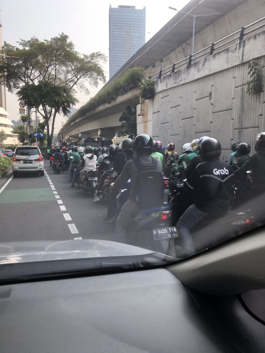 galgitzizu's tweet photo. @TMCPoldaMetro puter balik didepan soemporna statergi bikin numpuk motor yg puterbalik ke arah ambas https://t.co/lUmwzRO35K