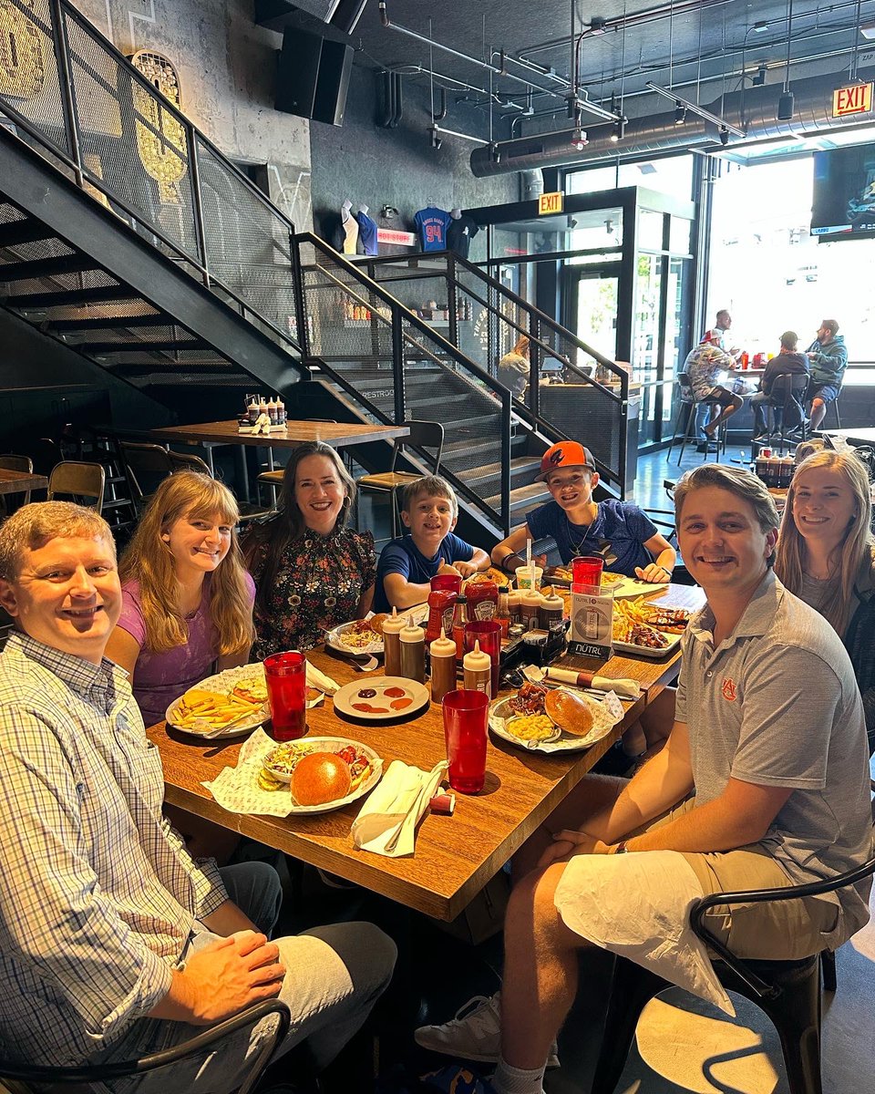 janieboles's tweet image. Day 1 in Chicago - or really it was half a day last Thursday…and still more than 13,000 steps later…skywalk view…boat tour…navy pier and amazing food!