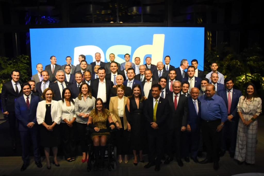 psdcamara's tweet photo. O papel de destaque do PSD na política do Brasil foi demonstrado na homenagem prestada, na noite desta terça-feira (16), às lideranças nacionais do Partido durante jantar promovido pelo presidente do PSD no Distrito Federal, @PaulOOctavioDF.
#PSDnaCâmara #TimePSD #PSDunido https://t.co/nz1MZhGhLP