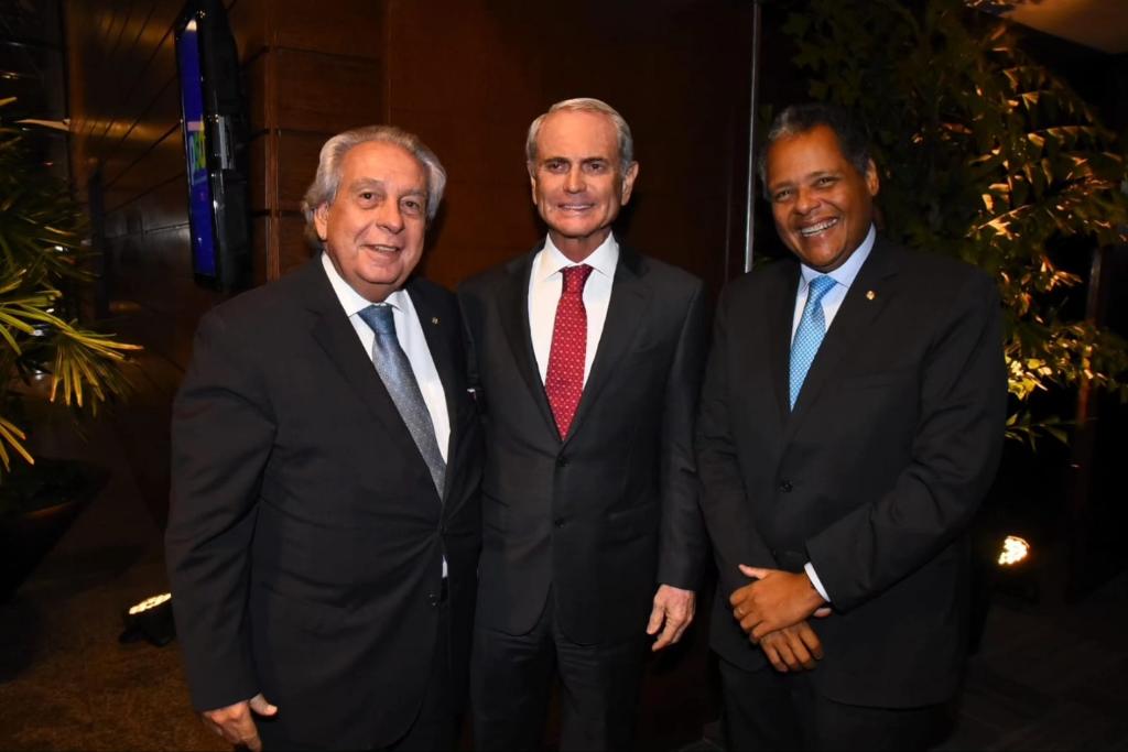psdcamara's tweet photo. O papel de destaque do PSD na política do Brasil foi demonstrado na homenagem prestada, na noite desta terça-feira (16), às lideranças nacionais do Partido durante jantar promovido pelo presidente do PSD no Distrito Federal, @PaulOOctavioDF.
#PSDnaCâmara #TimePSD #PSDunido https://t.co/nz1MZhGhLP