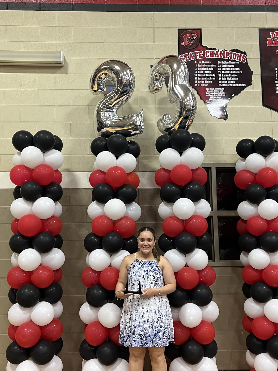 ladytbirdgbb's tweet photo. She’s not done yet…
Congrats to Brooke Bingheim to bringing home the 2023 “W” Award! @Brooke_Hoops11 @JISD_ATHLETICS @JudsonISD https://t.co/ecXkXSMtd1