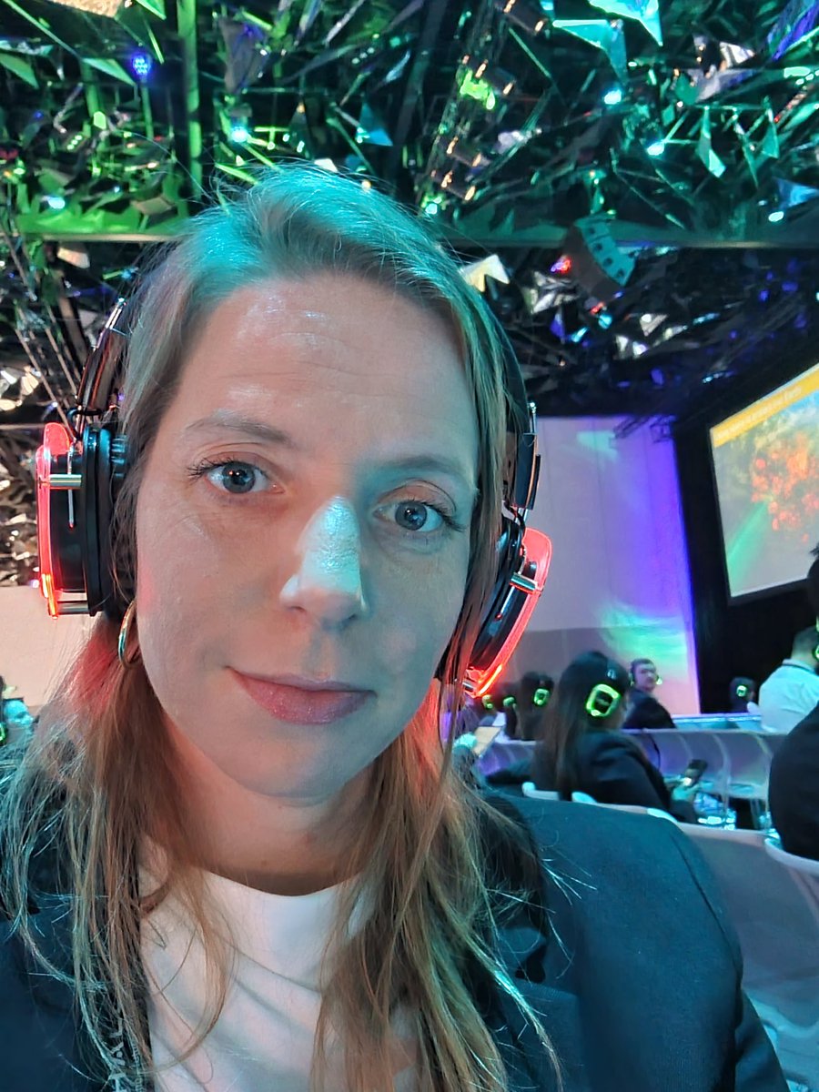 Jam packed with three stages of informative and insightful #spaceindustry talks... which color do I switch to?!
#AustralianSpaceSummit