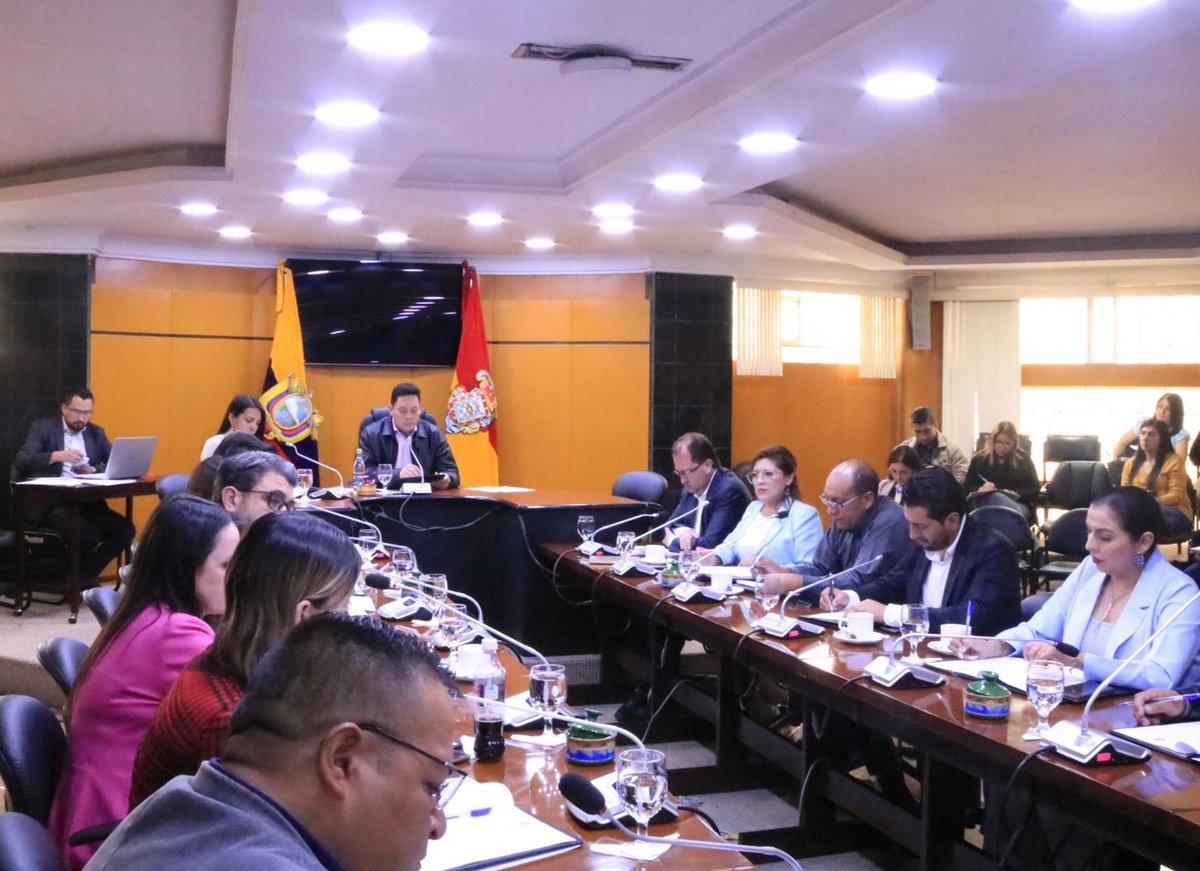jennybermeom's tweet photo. Hoy en sesión del Concejo Cantonal de Cuenca,se designaron los miembros de las diferentes comisiones y directorios municipales. 
Asumo la Presidencia de la  Comisión de Seguridad y  Convivencia ciudadana,trabajaremos de una manera interinstitucional y con los ciudadanos. https://t.co/ROMzRwWHVg