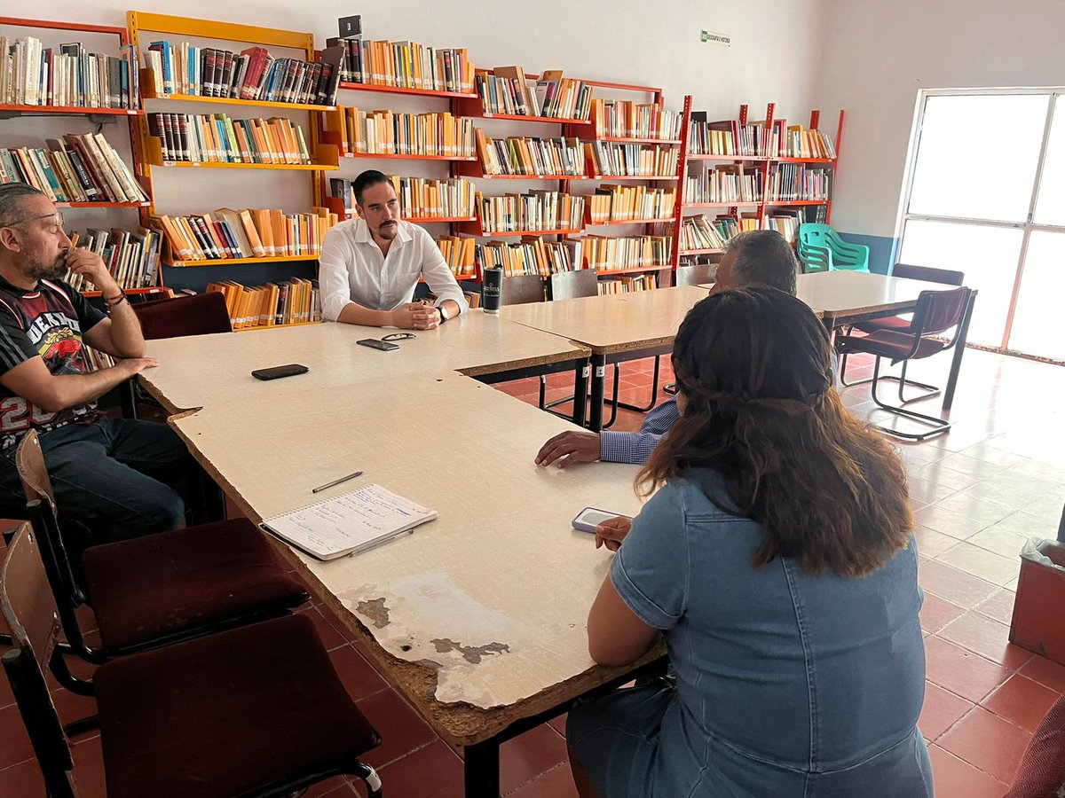 paco_gomez84's tweet photo. Hoy nos fuimos a #Suchil y #Poanas. Muy agradecido con l@s Regidor@s, Síndicos y Enlaces de nuestro Partido #Morena que nos recibieron.
!Más territorio y menos escritorio!.
Seguir trabajando en la ruta de la #UnidadyMovilización del Partido, es el objetivo primordial. https://t.co/fOg54HOKtS