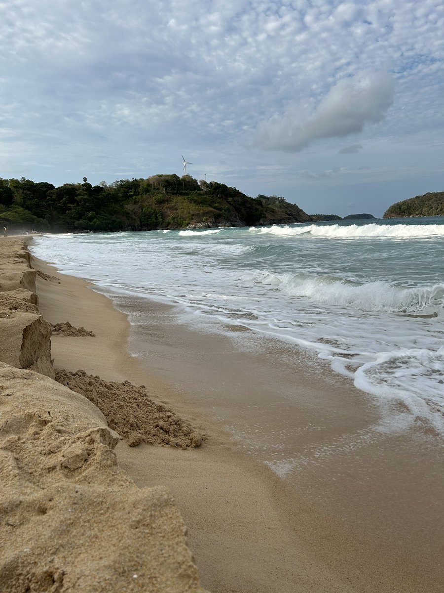 MikoinB's tweet photo. Phuket Naiharn beach 🏖️
今日も波が荒い🌊 https://t.co/gqWbsHTIah
