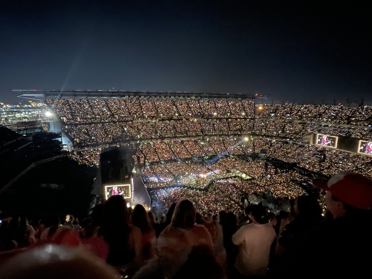 YesWithJoy's tweet photo. Shoshi's view of Taylor Swift this past weekend. You can feel the thrill of the evening! https://t.co/oBL0kHiK5U