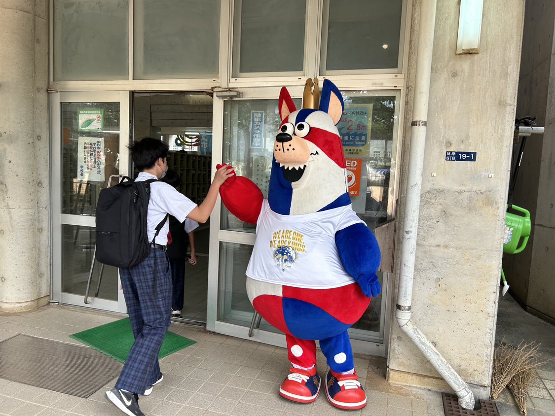 RyukyuKings's tweet photo. 5/17(水)本日は、沖縄市の沖縄東中学校で、ゴーディーがあいさつ運動を行いました！

今回は3年3組の皆さんと共にあいさつ運動をし「セミファイナルも頑張ってねー！」と、我々も多くの元気をもらいました！
#おおきなわ 
#ゴーディー 
#沖縄市 
#琉球ゴールデンキングス 
#沖縄アリーナ https://t.co/0aEb934oGw