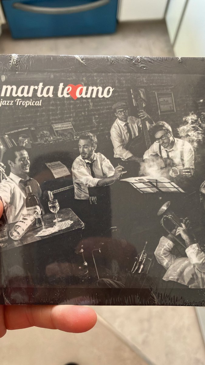 MartaTAmo's tweet photo. @delpinoprensa ¡Felicitaciones!

Pero nosotros sabemos cuál es tu disco favorito … 😁 (no diremos nada) https://t.co/osS7ViSmFM