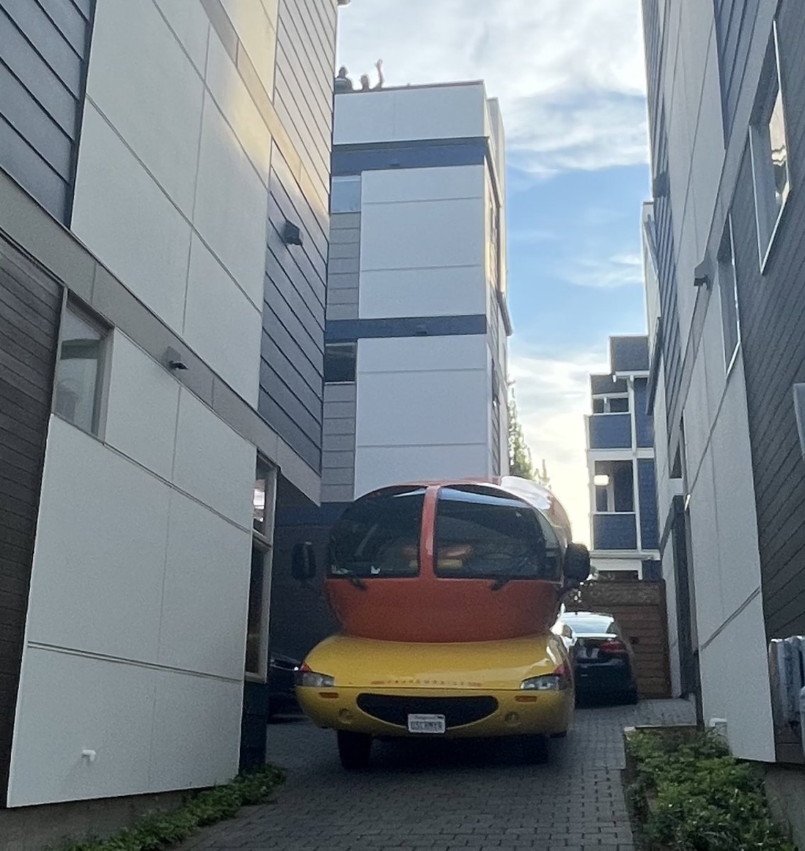 RaBaer's tweet photo. #breakingchews saw the Oscar Meyer mobile in the wild! @nickwiger @BDayBoysMitch @shapscott https://t.co/pm7aNQswg4