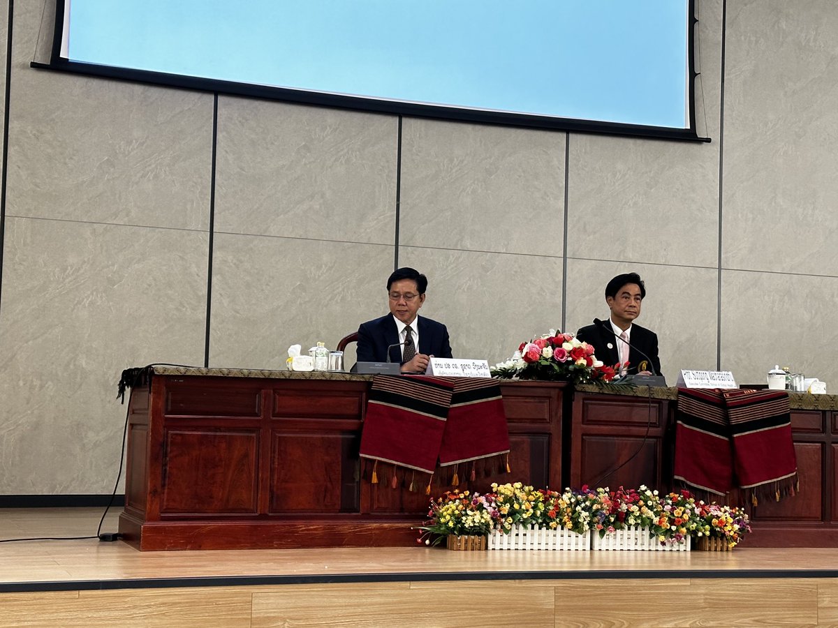 Rujipat_s's tweet photo. Professor Sutipong Wacharasindhu address the opening lecture between  #SGH CU and Mahosot lao PDR representative of Laos medical Institution in future Medical Education collaboration to this region #paccman #kcmh https://t.co/ppHUGFe3Qw