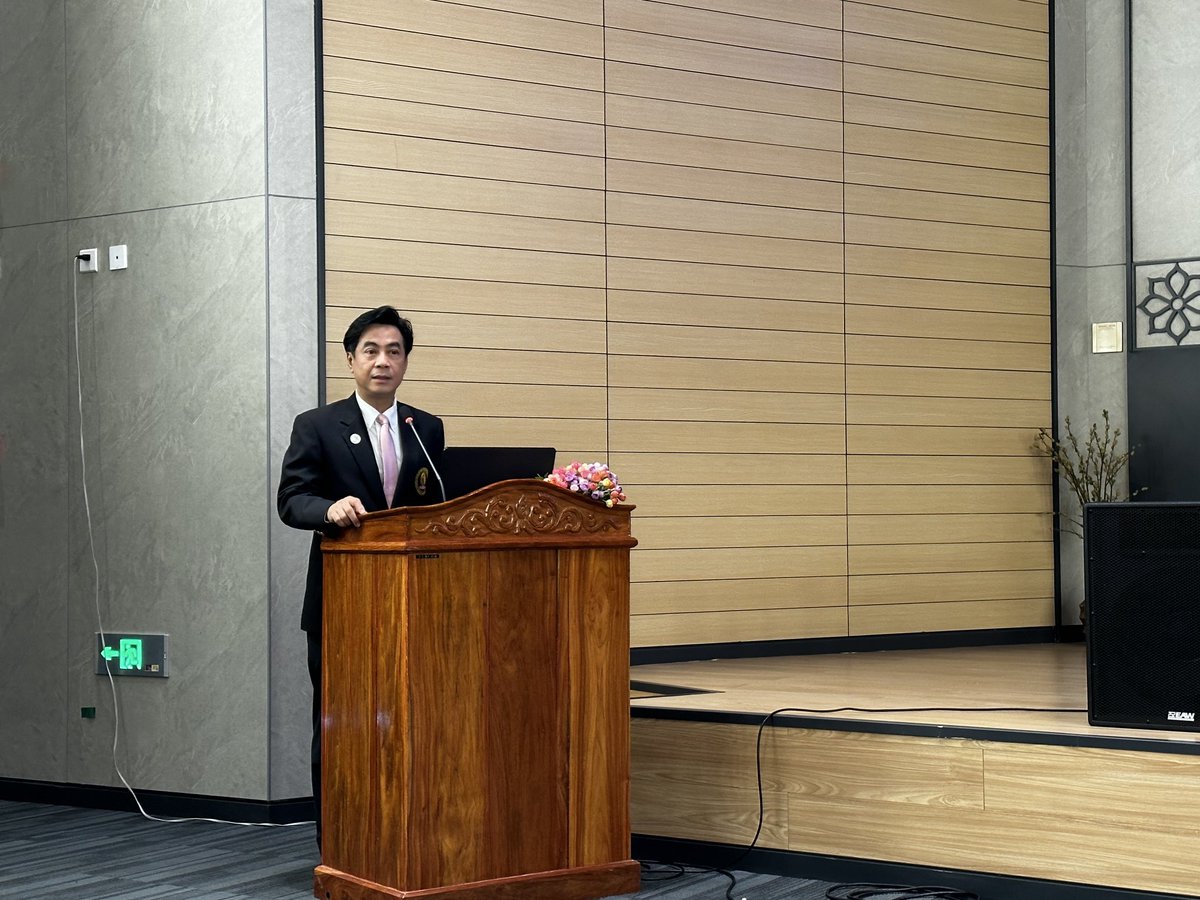Rujipat_s's tweet photo. Professor Sutipong Wacharasindhu address the opening lecture between  #SGH CU and Mahosot lao PDR representative of Laos medical Institution in future Medical Education collaboration to this region #paccman #kcmh https://t.co/ppHUGFe3Qw