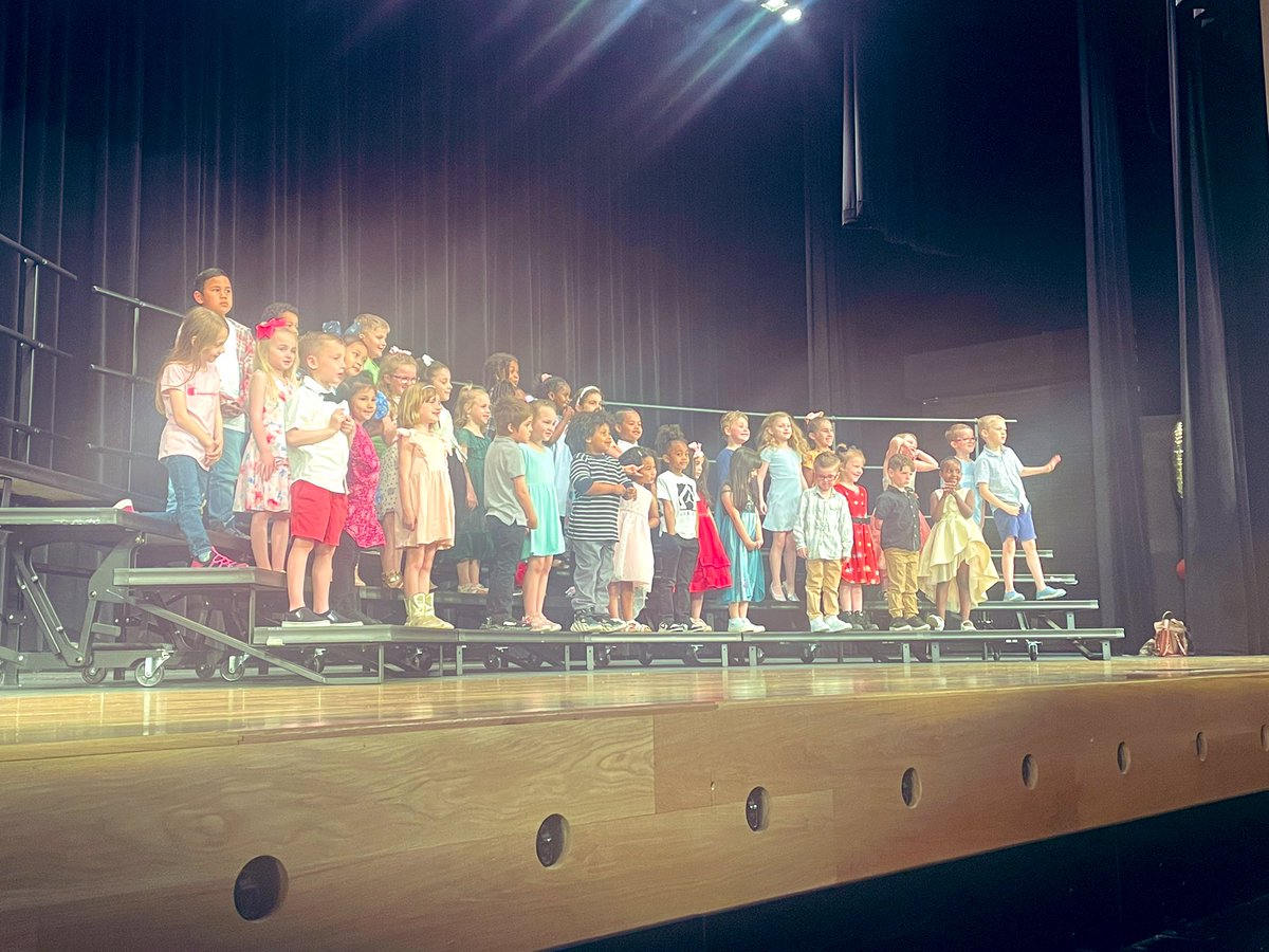 CouriersCorner's tweet photo. Kindergarten @Crestview_NKC were stars tonight. Thank you Ms. Dingman for all your hard-work that went into the performance. #CrestviewWeBelong https://t.co/qJe18N8aUl