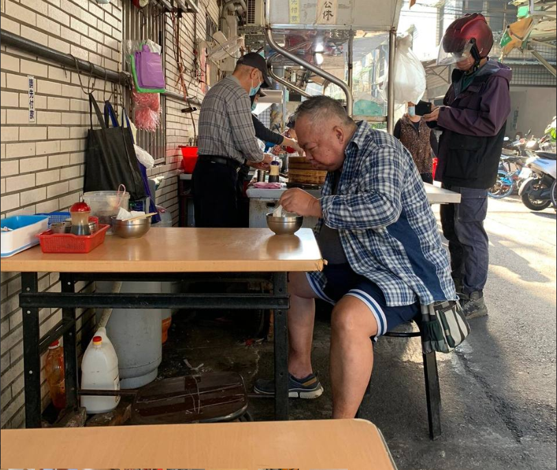 伝統的な肉団子と四神スープ,それに熱い肉ちまきです