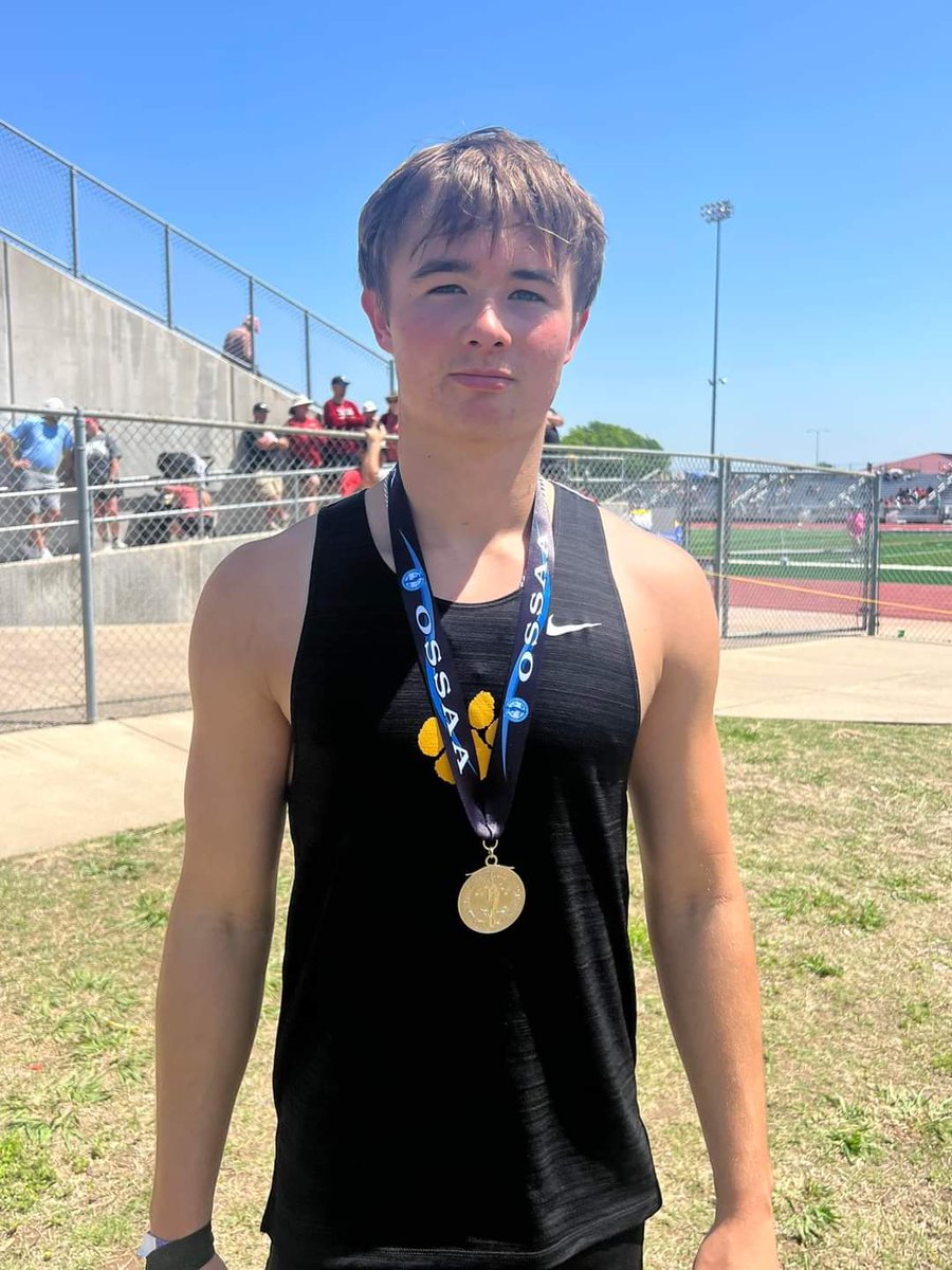 That was the No. 1 play of year for @MadillWildcat athletics as team. The No. 1 individual achievement is <a href="/EliVinson6/">Eli Vinson</a> .
Runner-up <a href="/OSSAAOnline/">OSSAA</a> state Class 4A boys pole vault 
Photo from Madill XC/Track And Field Facebook page .
He also participated in meet of champs tonight