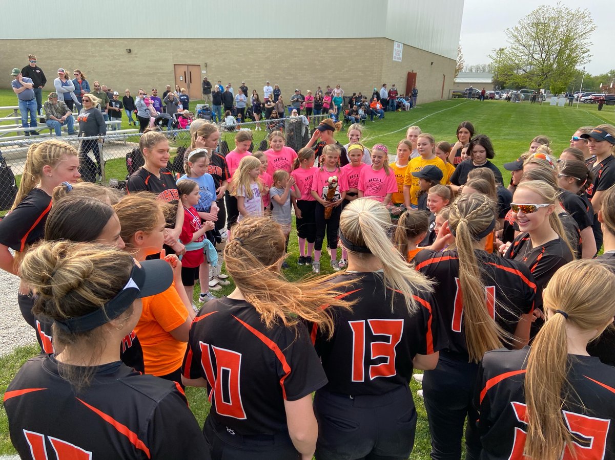 HCPrincipals's tweet photo. Lady Huskies win on senior night and HCLL night 18-0 vs NE! Freshman Talon King with a complete game with 7 K’s and 2 RBI’s at the plate. Bliel with 2 RBI’s and Hannah Smith with 4 RBIs while hitting a home-run! Eden Lander also had a solo home-run! #HCBeTheOne
#HCProud https://t.co/MlDZpOBJZk