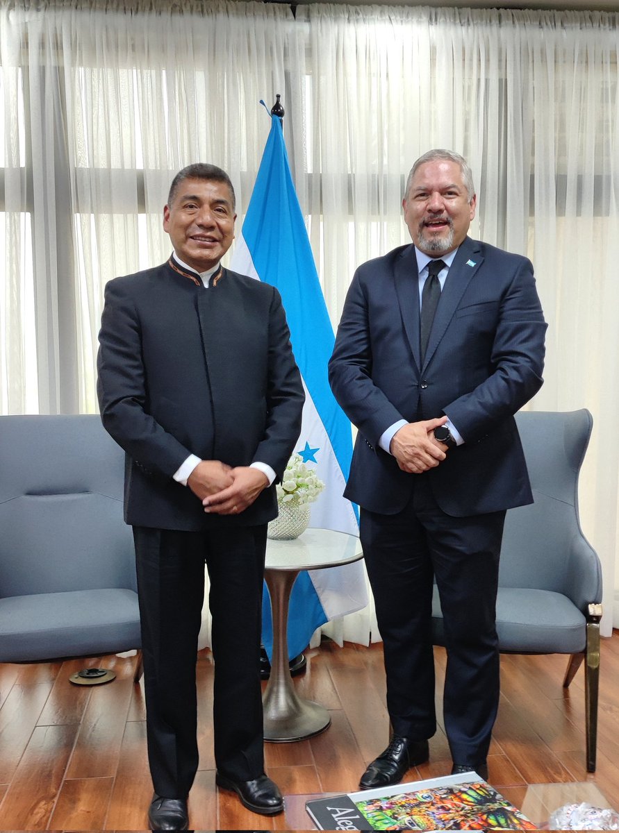 Diplomacia de los Pueblos
Reunión con el Canciller Eduardo Enrique Reina de la República de Honduras. Dialogamos sobre  RUNASUR, su rol e importancia en la coyuntura de la política regional y la profundización y defensa de la democracia de los pueblos para los pueblos.