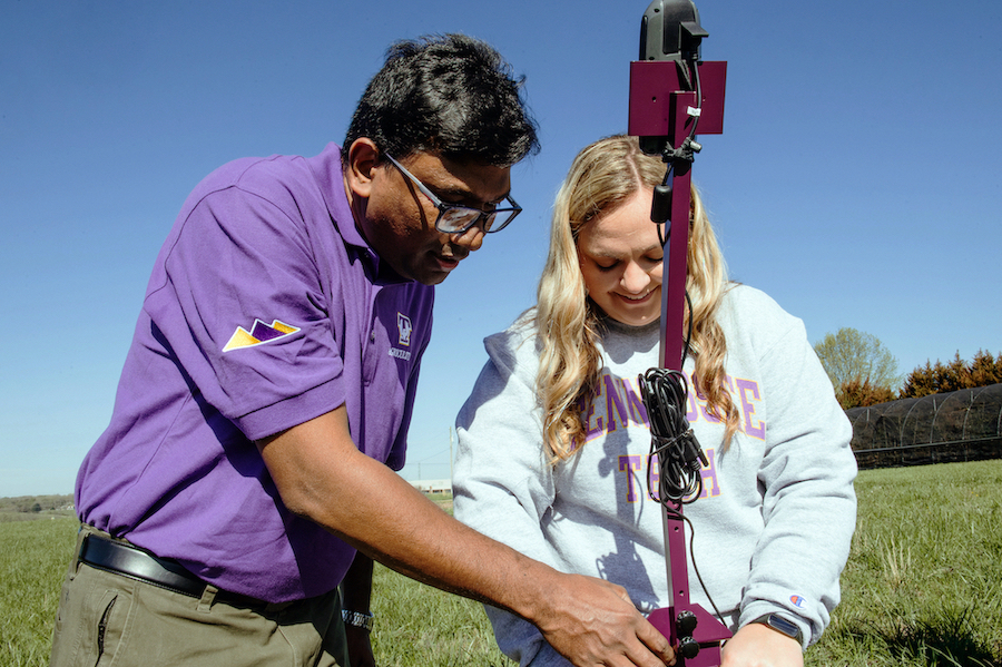 AlbertsDorian's tweet photo. tennesseetech: Tech agriculture engineering technology students get hands-on experience at Shipley Farm learning about GPS and GIS, showing how tech-smart farmers are using these technologies to save time and money in their crop production.

Read more: … https://t.co/fY1bFZVGP0