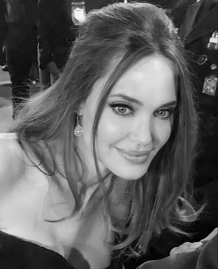 Lavi_iva's tweet photo. أبحث في صوتگ، عنّي ..وأحتفظ بِ رعشةهمسگ وكأنّ�� جانبي..
.
.
. https://t.co/m8aaj0hIee