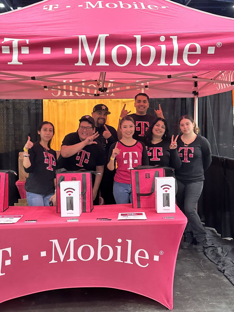 DBofVerge's tweet photo. Another successful event with this amazing team! .#lowridermagazine #vergemobile https://t.co/pKbto6Zfju