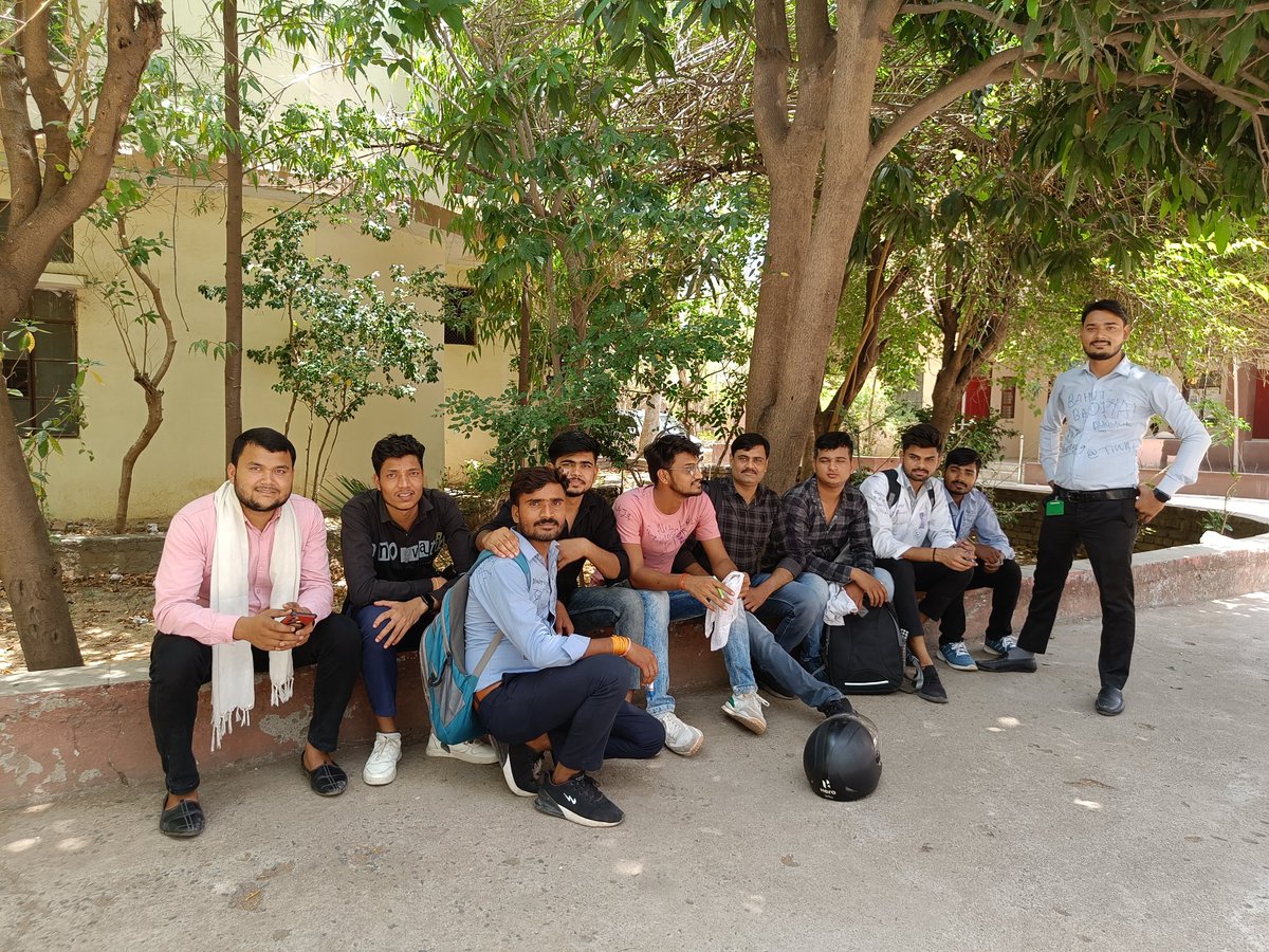 RaajKshitij's tweet photo. जो पंखों से उड़ते हैं #पिंजरे उनके लिए है,
जो विचारों से उड़ते हैं वो #कैद नहीं होते।
#batch_2019 #kkm https://t.co/rikEjo4DZk