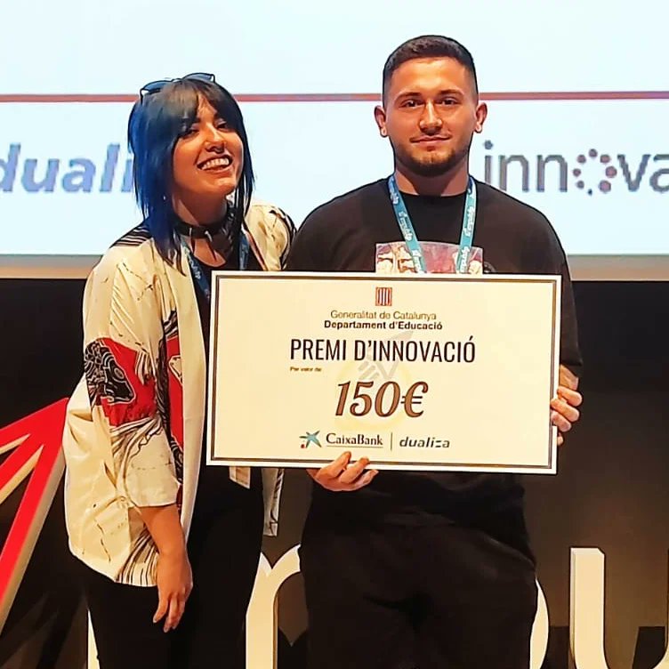 lurdessanchezfp's tweet photo. La Nana Montouto i l'Ian Garcia del CFGS Estilisme i direcció de perruqueria DUAL TOP @icallipolis han guanyat el 2n premi al projecte innovador més disruptiu als #PremisImpulsfp @impulsFP @innovaFP @activafp. Han presentat el seu assecador vertical a @dissenyhub_bcn
@fpcatalunya https://t.co/erjJwyN6HN