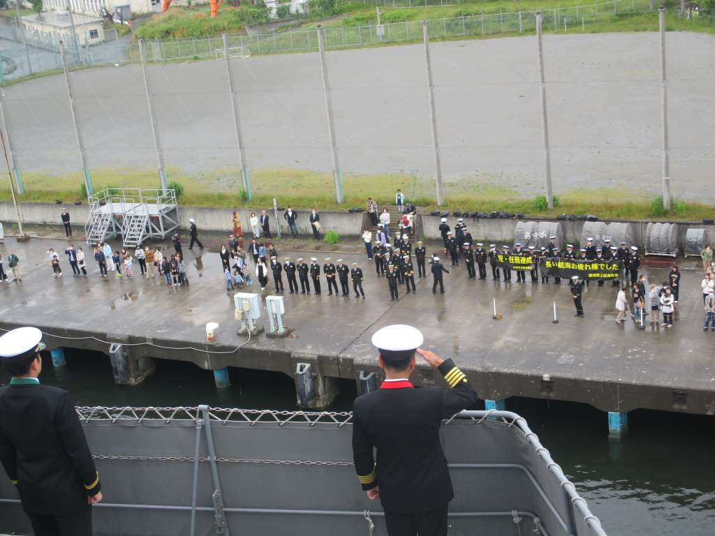 jmsdf_pao_eng's tweet photo. 13 MAY, #IMED23 unit finally returned to Yokosuka, through 4 months deployment. IMED23 unit called at 7 countries and enhanced mutual understanding and strengthened relationship with various countries. Their families welcomed crew and were glad to see them again. https://t.co/1E9SuU8PXN