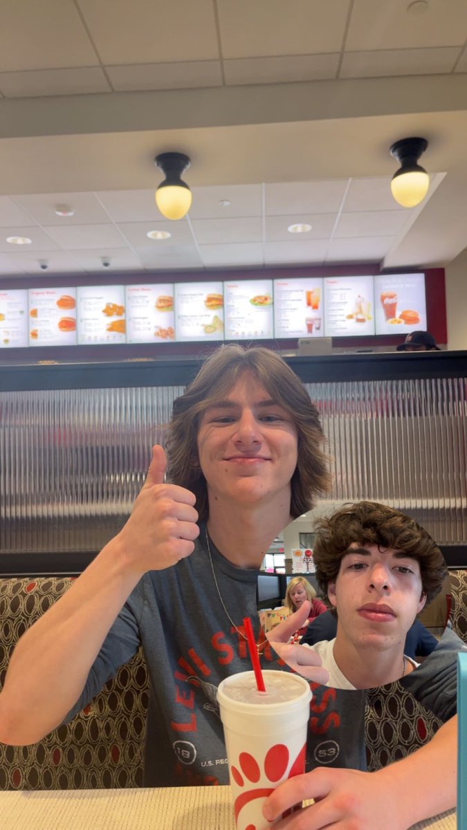 doublegulpers's tweet photo. Team Bonding! #pullup #mypleasure ⁦@MAwetagain⁩ https://t.co/B4minyXFr2