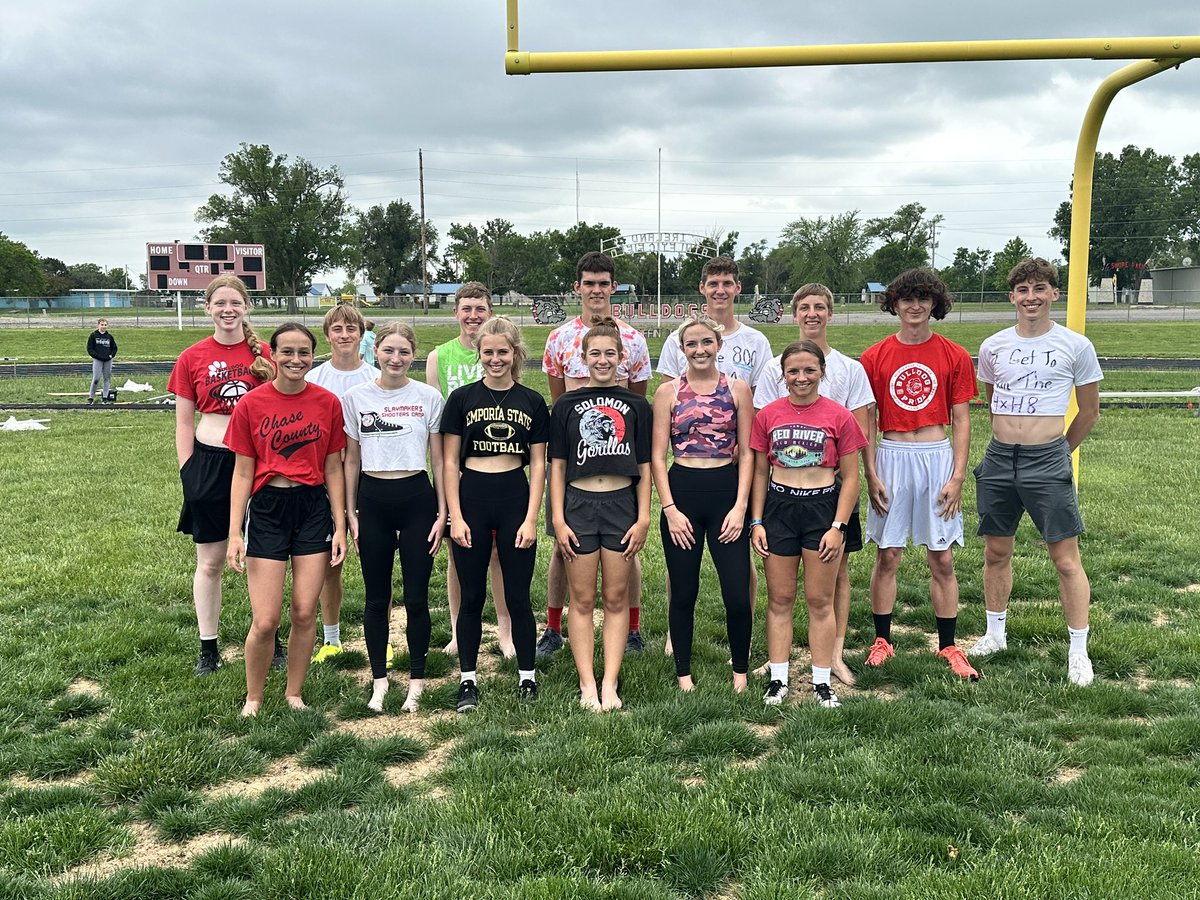 CoachBudke's tweet photo. Crop top Tuesday for the Bulldogs. Pre-Regional Kenny Chesney’s No Shoes Radio playing while we do some PR prepping. #P54 @bjbowman13 @EtownCommodore https://t.co/ptph7autWY