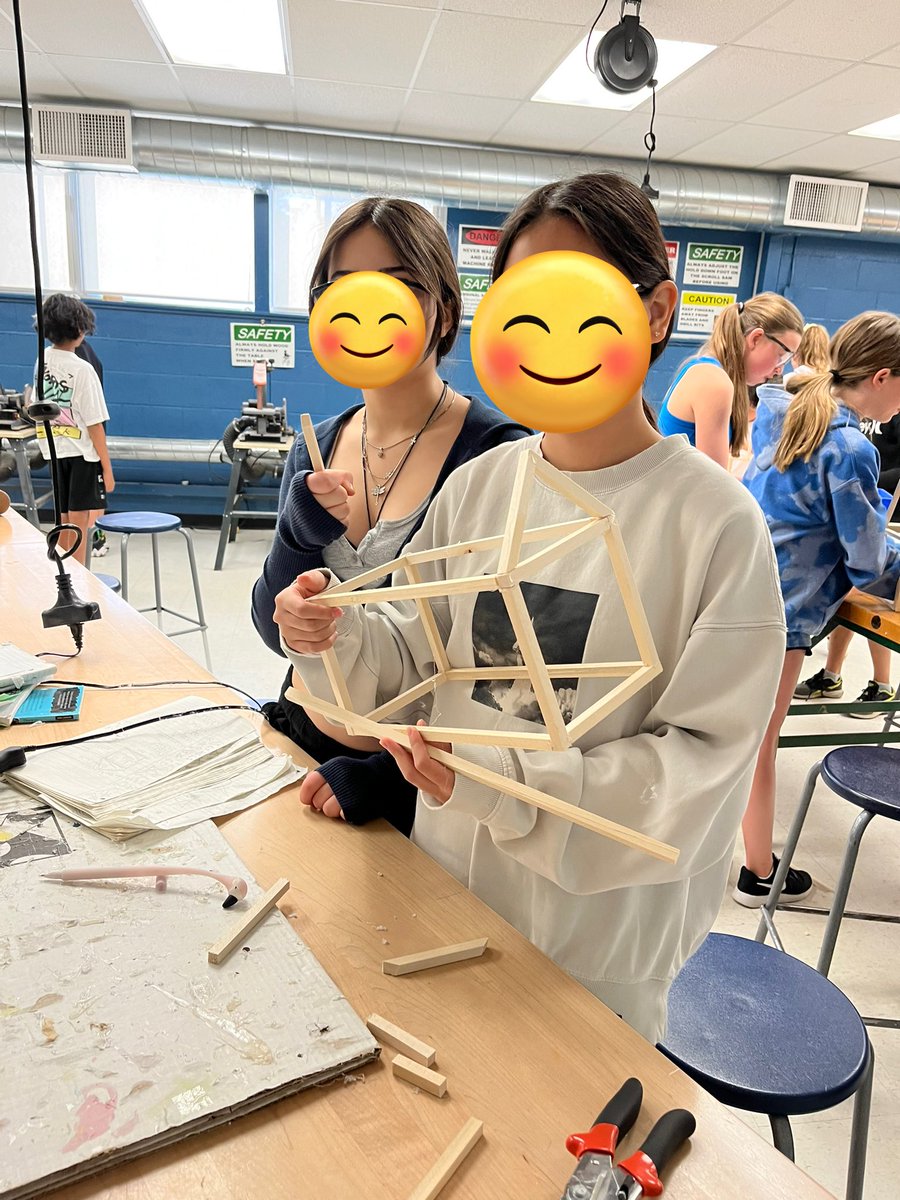 Les enfants de 7e <a href="/EJJamesPS/">EJ James PS</a> construisent leur éco-niche pour créer une structure isolée et stable.