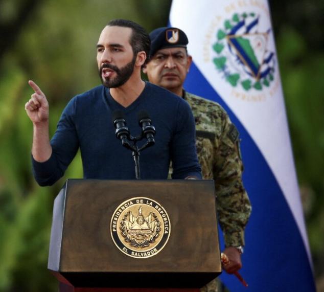 EmmaRincon's tweet photo. Reportan el asesinato en El Salvador de un Policía Nacional por parte de pandilleros.

El presidente Bukele dijo al respecto: "Ahí no dirán nada las ONG de “derechos humanos”, ellos solo velan por los derechos de los criminales. Este cobarde asesinato no quedará impune. Les haremos pagar caro lo que hicieron".