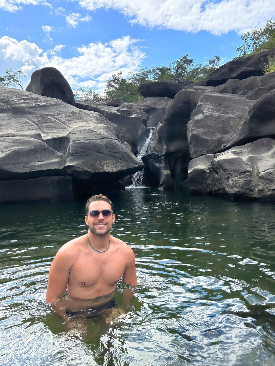 gui_zito's tweet photo. Lugar surreal… único… incrível!!! #ValeDaLua #Chapada 🌚🌝 https://t.co/JHVrwTsErx