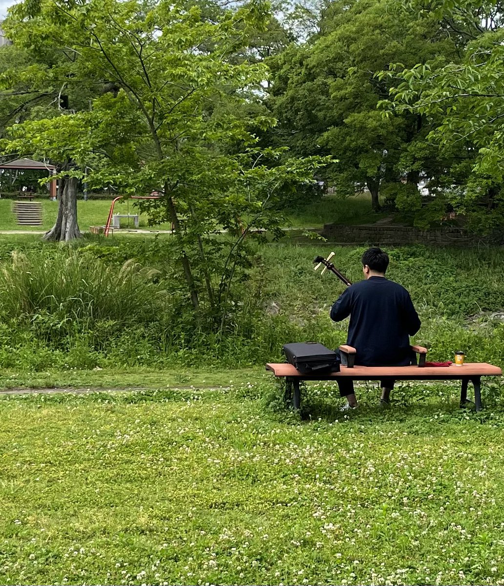 三味線の音色青葉の色となる
しゃみせんのねいろ　あおばのいろとなる

一心にお稽古響く若葉風
いっしんにおけいこひびく　わかばかぜ
#写真俳句　#俳句　#ウォーキング