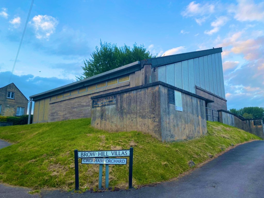 I haven’t seen anyone entering or leaving this church in all my time in Batheaston/Northend 😂 

It’s an odd building, not really in keeping with its surrounds. Is it still in use? #batheaston