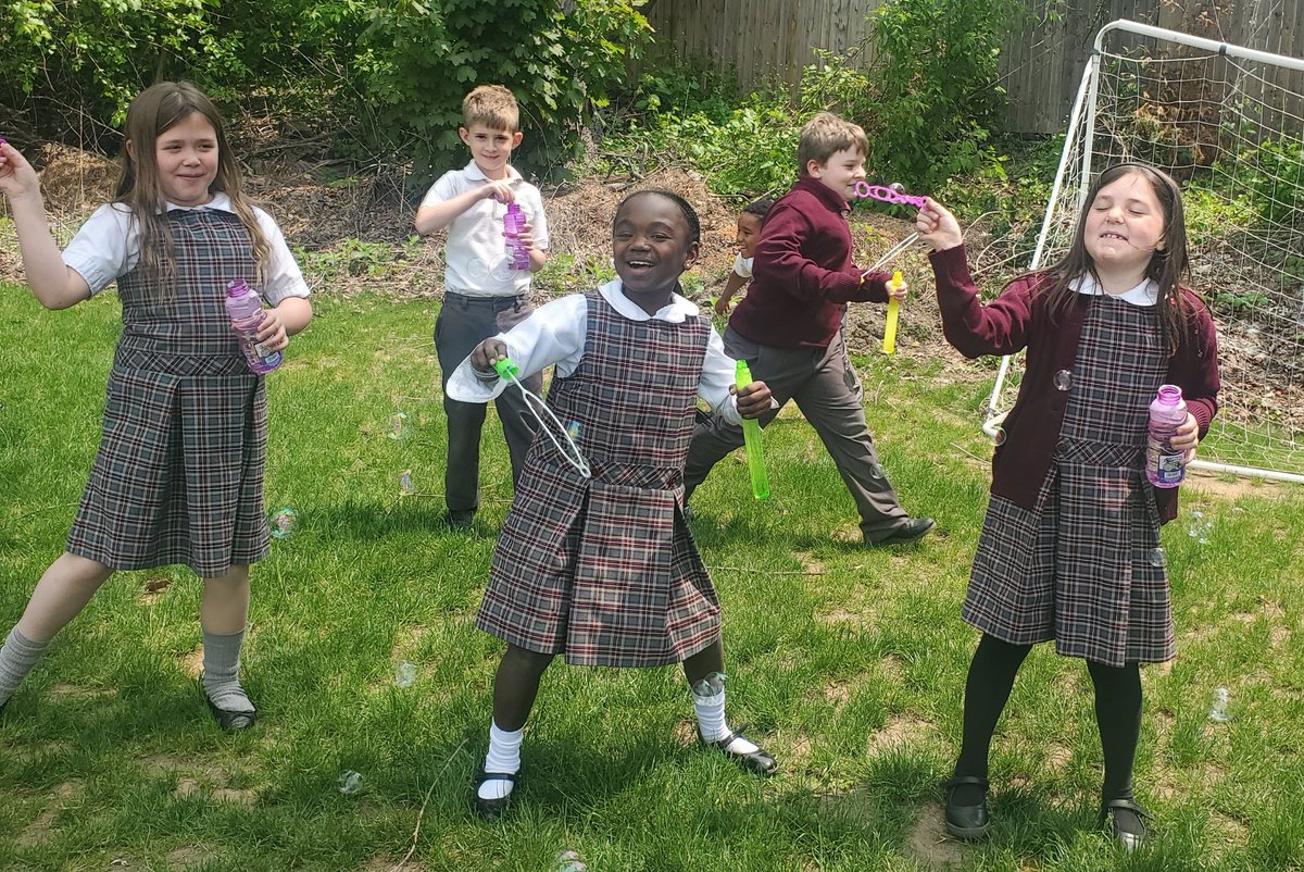 ASCAsecondgrade's tweet photo. Our ABC Countdown continues with Bubbles Day.  So many beautiful bubbles this recess! @ASCA_Albany @RCDASchools https://t.co/XvFAOzm40x