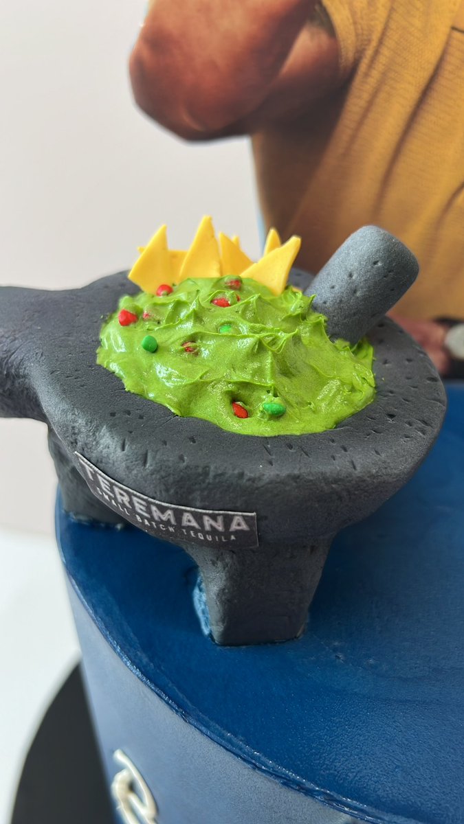 SweetEsBakeShop's tweet photo. Celebrating a rockin' birthday for @TheRock himself!🎉🍰 Indulged in our special @Teremana inspired treats: Happy Birthday cupcakes, logo cupcakes showcasing his iconic Teremana tequila, and a jaw-dropping custom cake that brings his brand to life!🔥🎉 https://t.co/4kgVdmu5Vz