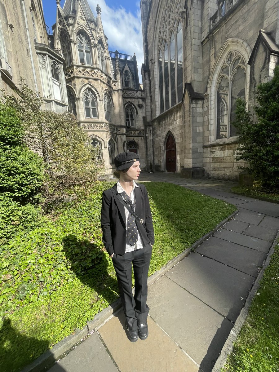 CaptDozzie's tweet photo. 🏰👔💞 https://t.co/aAvF4pgDND