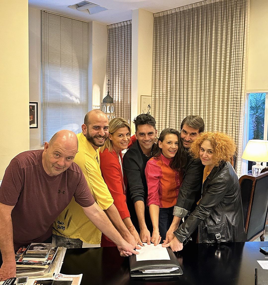 📌 Hace minutos, “puesta de dedos”, a modo de formal contrato, entre Gonzalo Heredia, Eugenia Tobal, Laura Azcurra, Nicolás García Hume, la directora Eva Halac y el productor Javier Faroni confirmando el próximo estreno de “Cómo provocar un incendio” en Multiteatro Comafi.